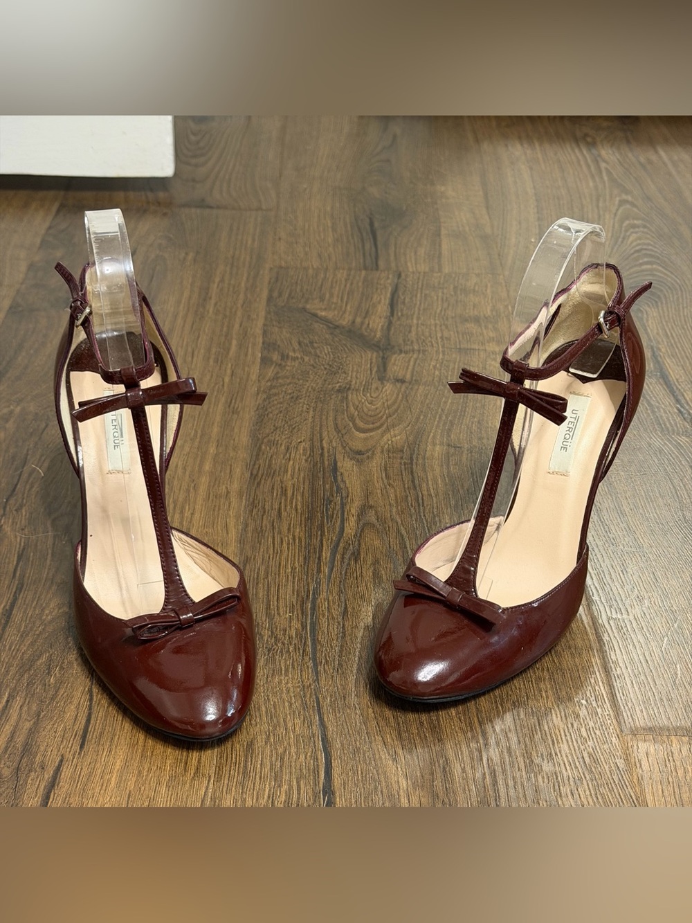 Uterque patent leather Women's Burgundy T-Strap Patent Pumps with Bow size 8